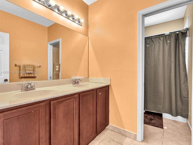 912 NW 204th St, Miami Gardens, FL 33169