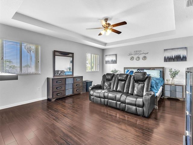 912 NW 204th St, Miami Gardens, FL 33169