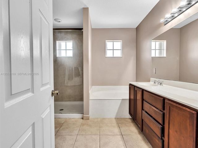 912 NW 204th St, Miami Gardens, FL 33169