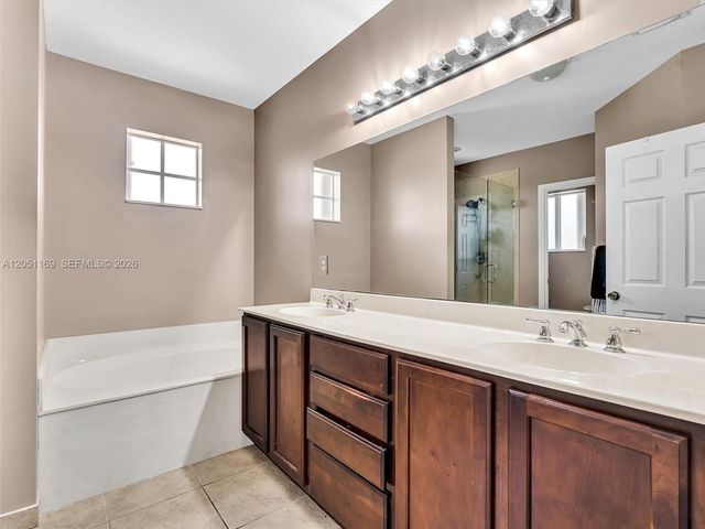 912 NW 204th St, Miami Gardens, FL 33169