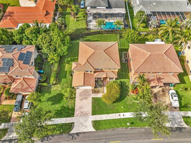 912 NW 204th St, Miami Gardens, FL 33169