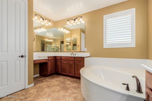 882 E Parkview Drive, Gilbert, AZ 85295