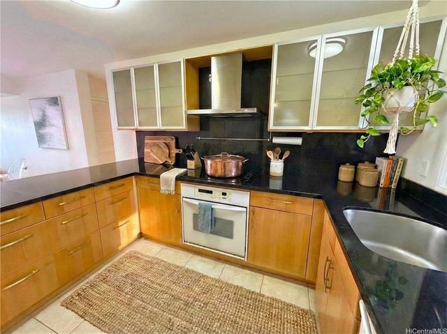 521 Hahaione Street 2-10G, Honolulu, HI 96825