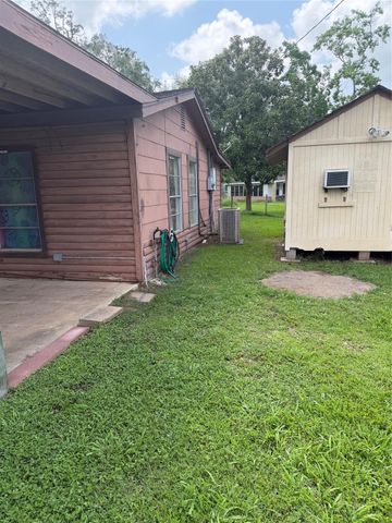 139 Scout Road, Jones Creek, TX 77541