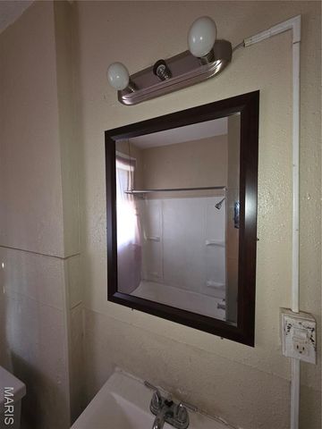 8015 Allen Avenue, St Louis, MO 63114