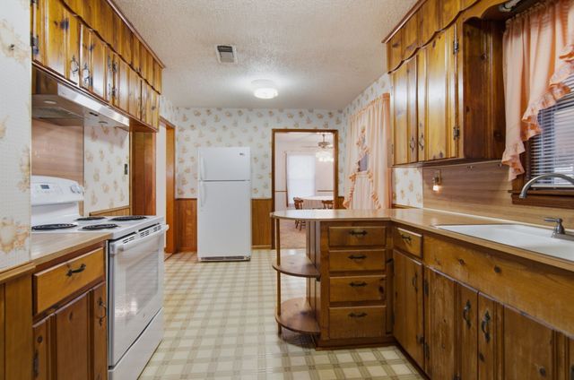 329 N Ash Avenue, Azle, TX 76020