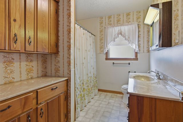 329 N Ash Avenue, Azle, TX 76020