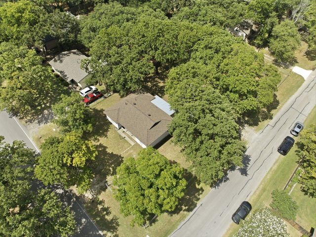 329 N Ash Avenue, Azle, TX 76020