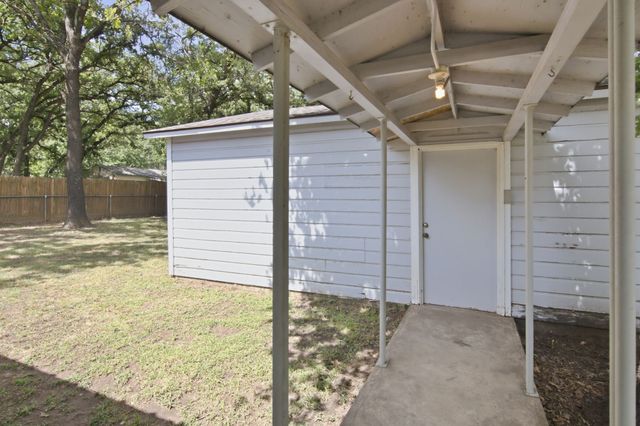 329 N Ash Avenue, Azle, TX 76020
