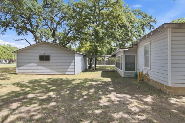 329 N Ash Avenue, Azle, TX 76020