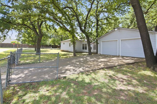 329 N Ash Avenue, Azle, TX 76020