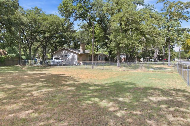 329 N Ash Avenue, Azle, TX 76020