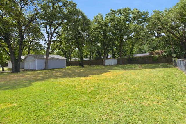 329 N Ash Avenue, Azle, TX 76020