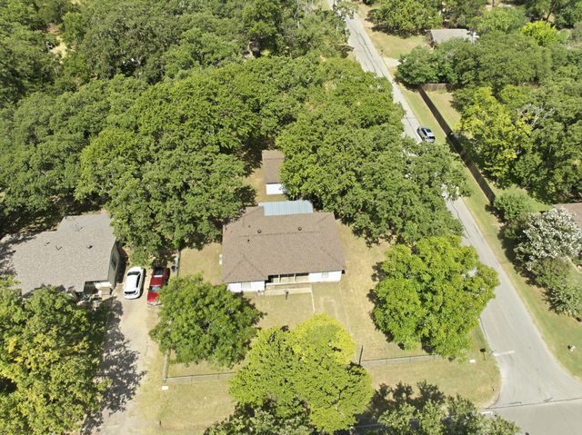 329 N Ash Avenue, Azle, TX 76020