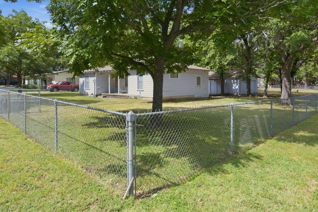 329 N Ash Avenue, Azle, TX 76020