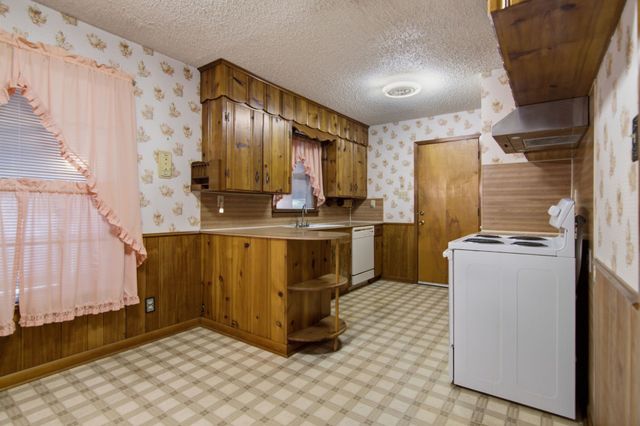 329 N Ash Avenue, Azle, TX 76020