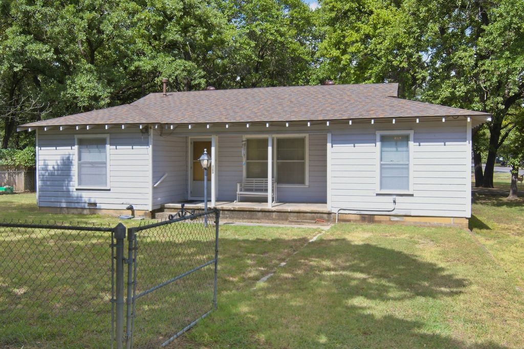 329 N Ash Avenue, Azle, TX 76020