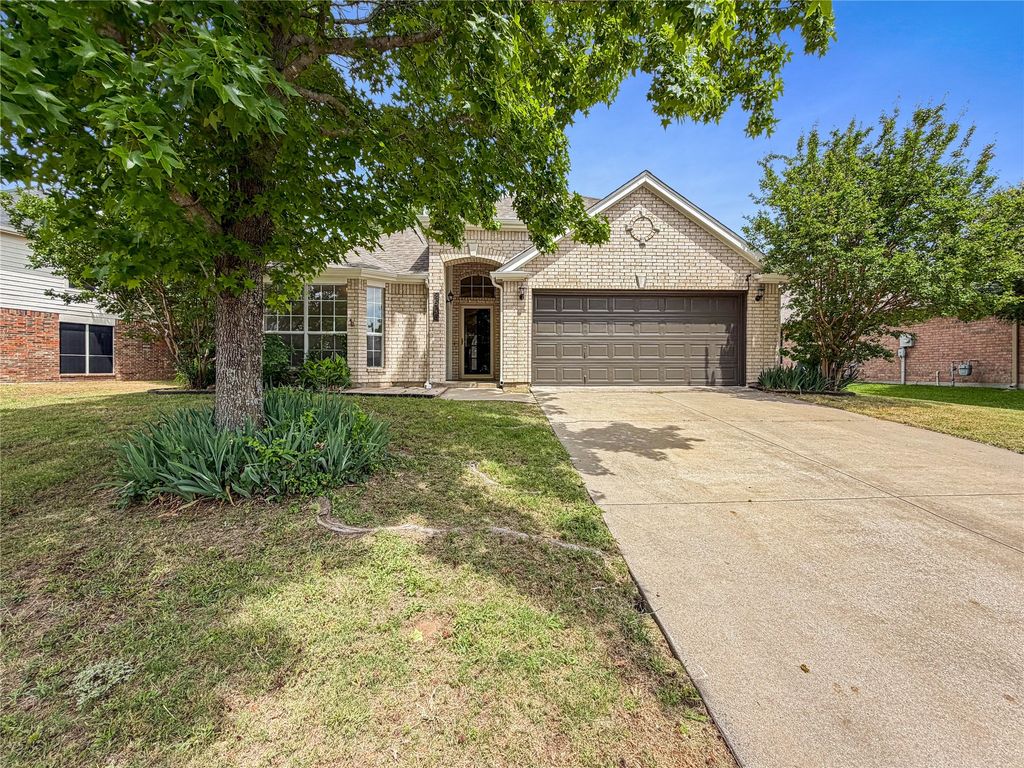 2516 Fairway View Drive, Burleson, TX 76028