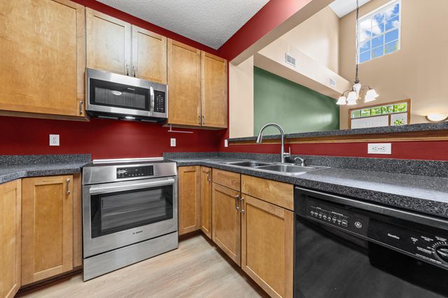 941 Newport Avenue, Shakopee, MN 55379
