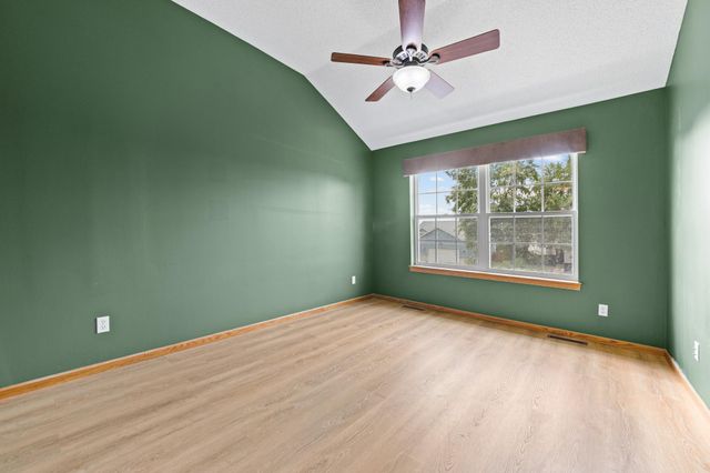 941 Newport Avenue, Shakopee, MN 55379