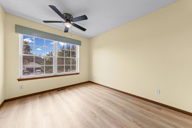 941 Newport Avenue, Shakopee, MN 55379