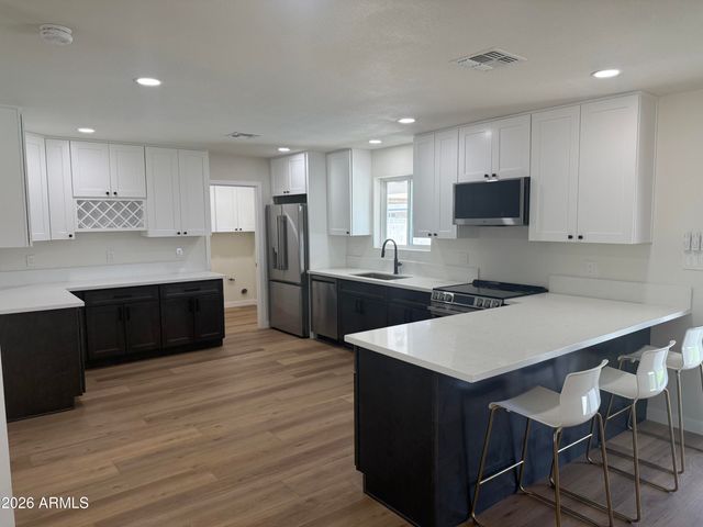 2836 E YUCCA Street, Phoenix, AZ 85028