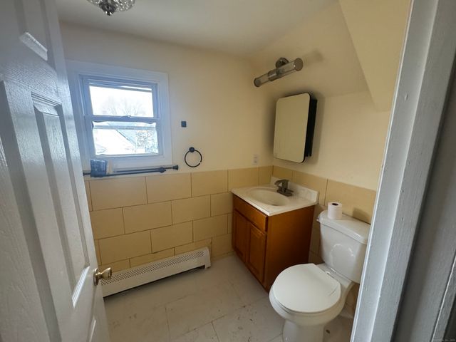 190 Whitney Avenue 3rd Apartment, Bridgeport, CT 06606