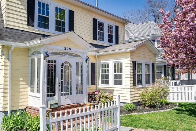 209 Beech St, Boston, MA 02131