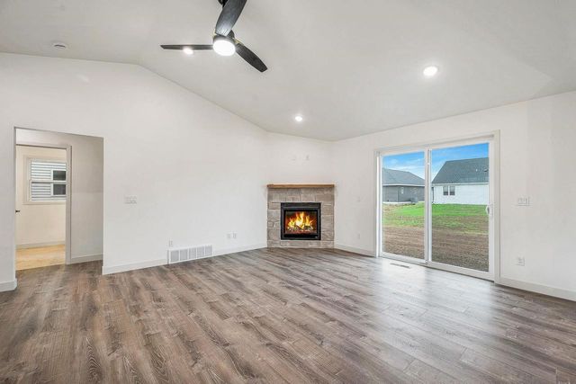 1435 CROSSROADS DRIVE, De Pere, WI 54115