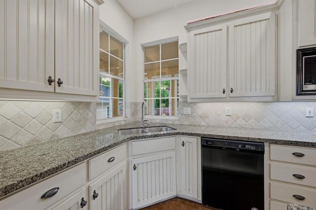 621 Kiowa Drive E, Lake Kiowa, TX 76240