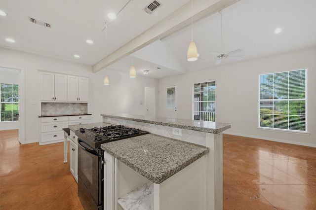 621 Kiowa Drive E, Lake Kiowa, TX 76240