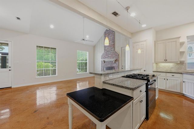 621 Kiowa Drive E, Lake Kiowa, TX 76240