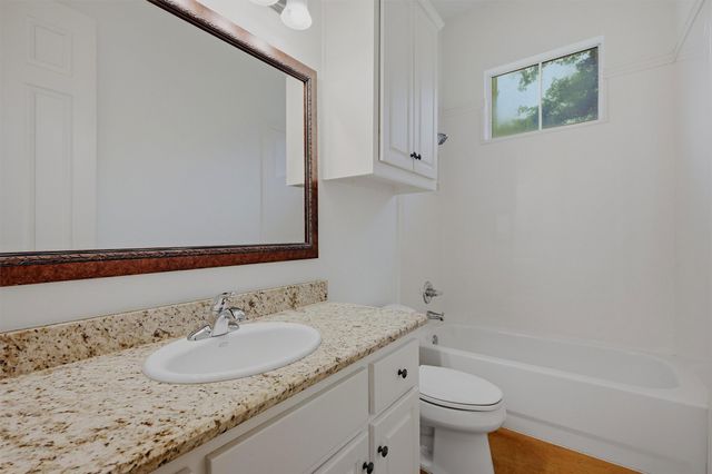 621 Kiowa Drive E, Lake Kiowa, TX 76240