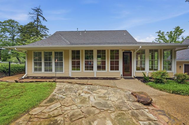 621 Kiowa Drive E, Lake Kiowa, TX 76240