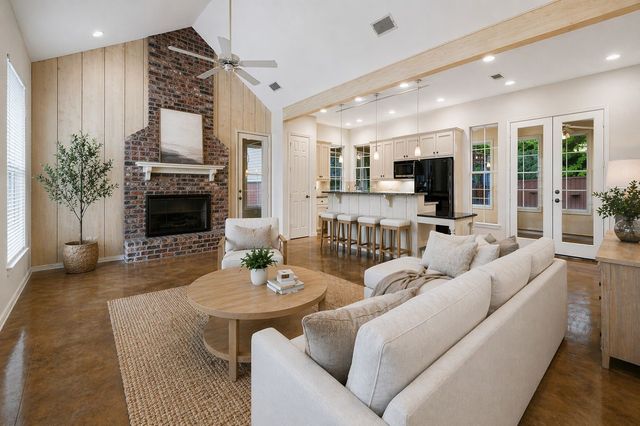 621 Kiowa Drive E, Lake Kiowa, TX 76240