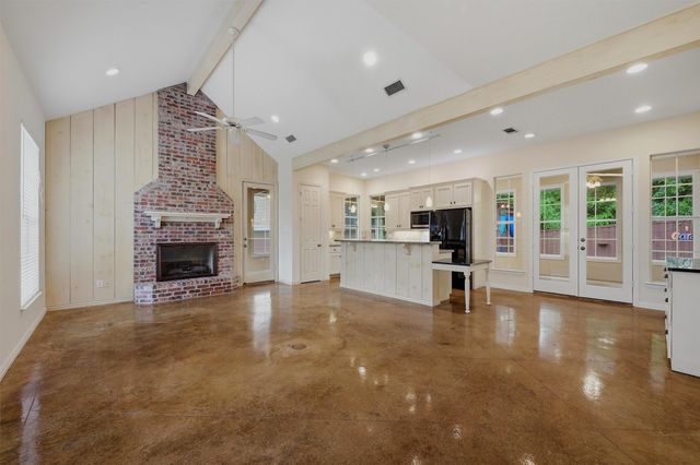 621 Kiowa Drive E, Lake Kiowa, TX 76240