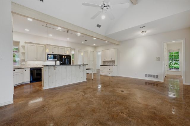 621 Kiowa Drive E, Lake Kiowa, TX 76240