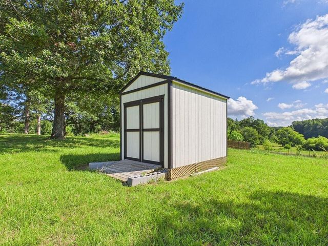 206 Hot Water Road, Tellico Plains, TN 37385