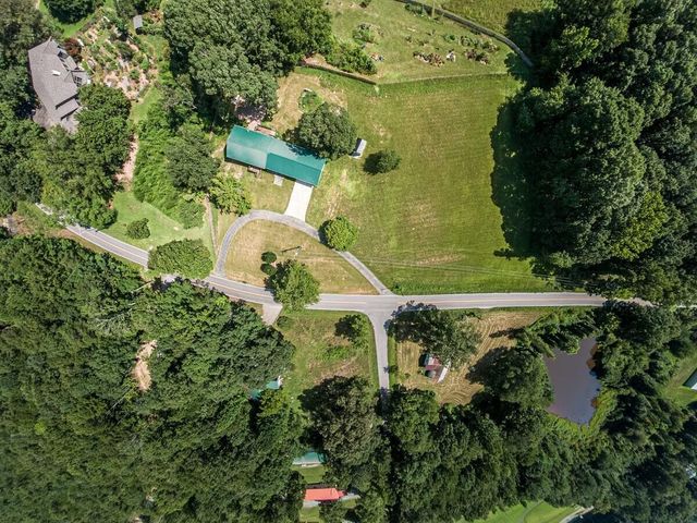 206 Hot Water Road, Tellico Plains, TN 37385