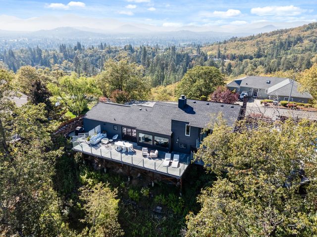 1021 NW Starlite Place, Grants Pass, OR 97526