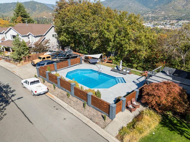 1021 NW Starlite Place, Grants Pass, OR 97526