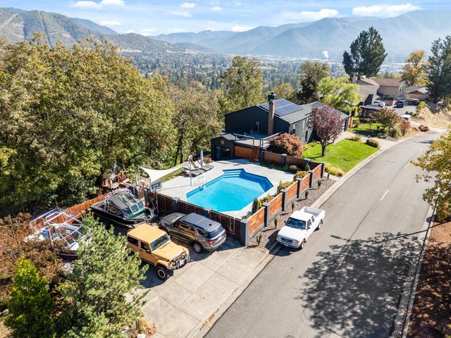 1021 NW Starlite Place, Grants Pass, OR 97526