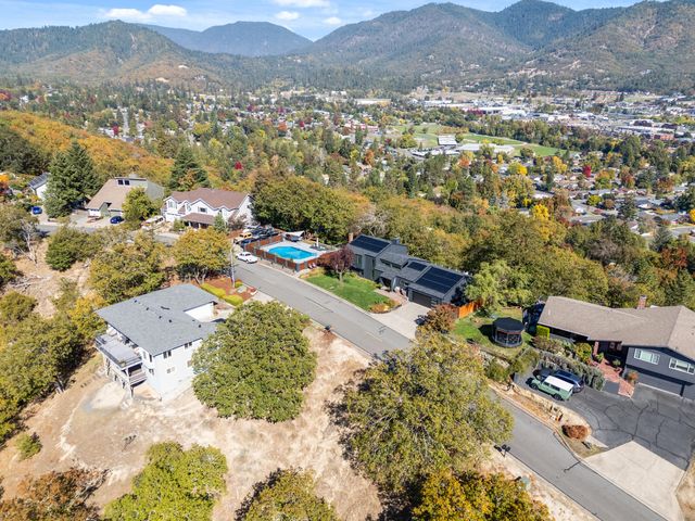 1021 NW Starlite Place, Grants Pass, OR 97526
