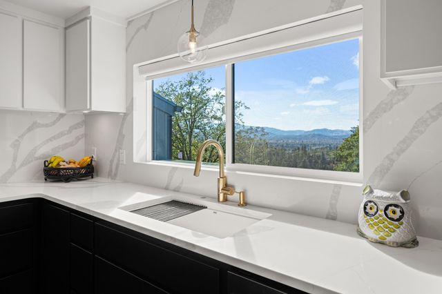 1021 NW Starlite Place, Grants Pass, OR 97526