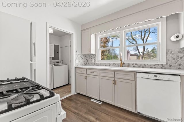 34585 Koch Avenue, Sterling Heights, MI 48310