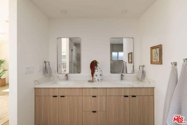 5809 S Chariton Avenue, Los Angeles, CA 90056