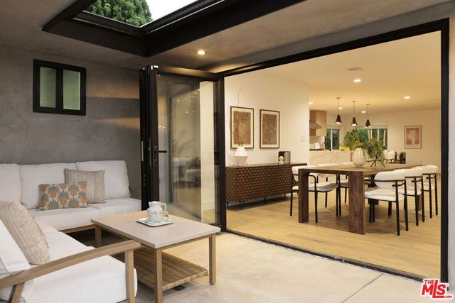 5809 S Chariton Avenue, Los Angeles, CA 90056