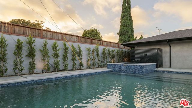 5809 S Chariton Avenue, Los Angeles, CA 90056