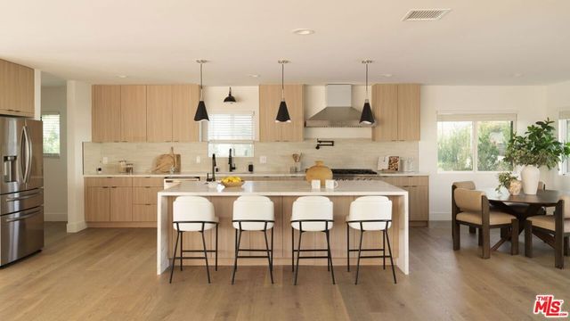 5809 S Chariton Avenue, Los Angeles, CA 90056