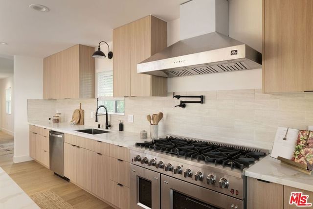 5809 S Chariton Avenue, Los Angeles, CA 90056
